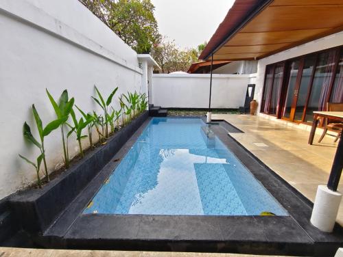 Piscine de l'établissement Privat Pool Villa at Kuta ou située à proximité