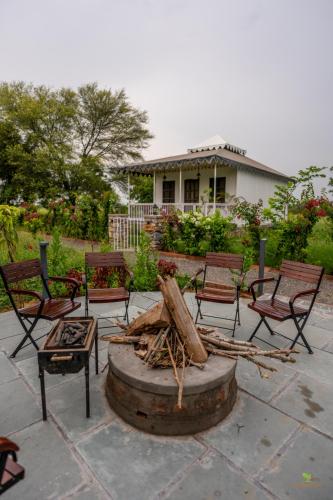 a group of chairs and a fire pit in a yard at Jawai Greens in Jawāi Bāndh