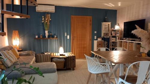 un salon avec un canapé et une table dans l'établissement Appartement duplex toit terrasse, à Apt