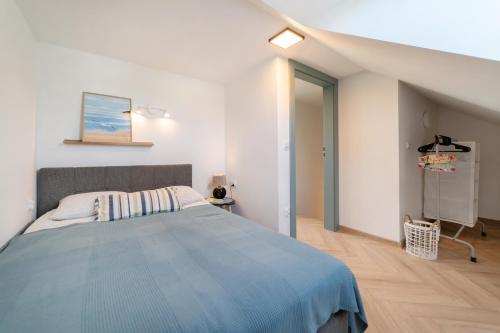 a bedroom with a large bed with a blue blanket at Sztormowa 7 in Jastarnia