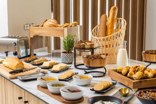 een tafel met brood en ander voedsel erop bij Petra Nera Skiathos, Philian Hotels & Resorts in Agia Paraskevi