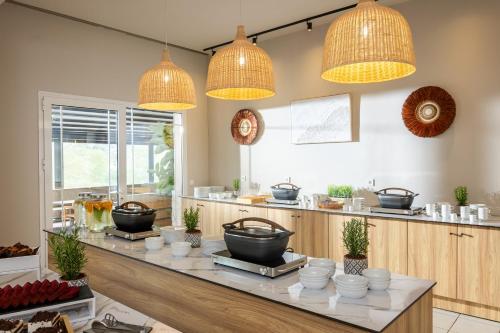 een keuken met twee kommen op een aanrecht met verlichting bij Petra Nera Skiathos, Philian Hotels & Resorts in Agia Paraskevi