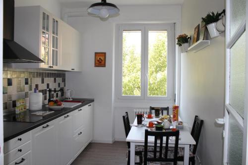 ミラノにあるVestaの窓、テーブル付きのキッチンが備わります。