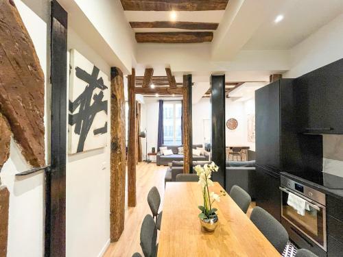 une salle à manger avec une table et des chaises dans l'établissement Urban Flat 67 - Spacious Flat in Central Paris, à Paris