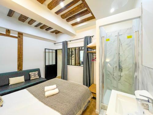 - une chambre avec un lit et une douche dans l'établissement Urban Flat 67 - Spacious Flat in Central Paris, à Paris