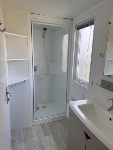 Un baño de Mobil home 7 couchages
