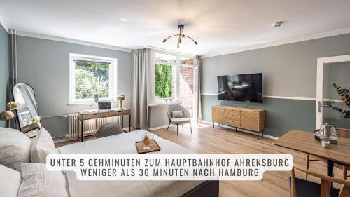 a living room with a couch and a tv at have-a-nice-Stay - nahe Bahnhof Ahrensburg - 20 Minuten nach Hamburg - trotzdem ruhig gelegen - 6 Minuten zu Fuß ins Zentrum Ahrensburg - modern eingerichtet in Ahrensburg