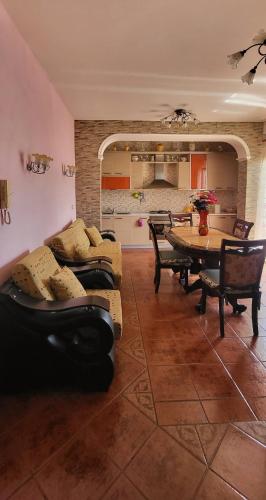 Η κουζίνα ή μικρή κουζίνα στο Accogliente casa nel centro storico di Valona