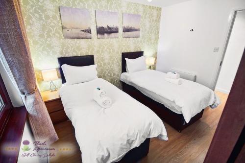 A bed or beds in a room at Thistle Apartments - Bon-Accord Apartment 