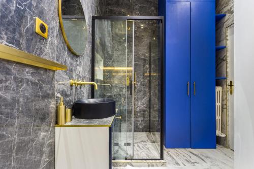 une salle de bain avec un lavabo et une douche dans l'établissement Moderne apartment - 1BR 4P - AC - Champs-Élysées, à Paris