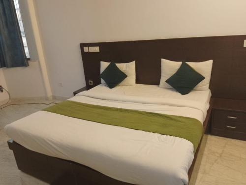Postel nebo postele na pokoji v ubytování Hotel Shtita Near IGI Airport Delhi