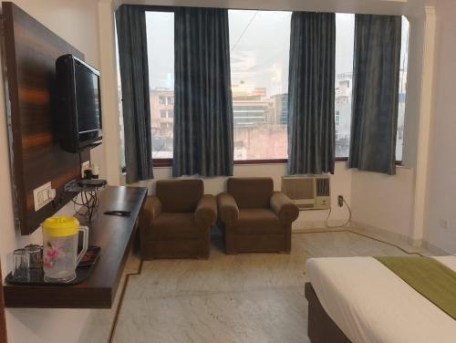 TV a/nebo společenská místnost v ubytování Hotel Shtita Near IGI Airport Delhi