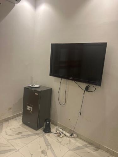 a flat screen tv hanging on a wall at Masarr Apartment Senegal in Diamniadio