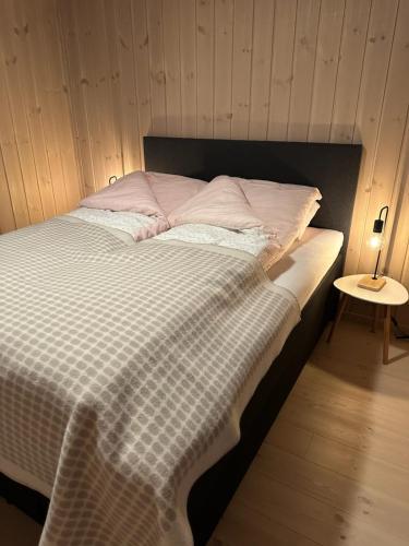 Ένα ή περισσότερα κρεβάτια σε δωμάτιο στο Modern cabin with sea view at the Norwegian costline