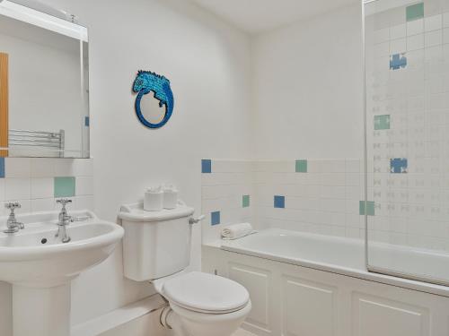A bathroom at Pass the Keys Beautiful 3 Bed Cottage in the Heart of Flookburgh
