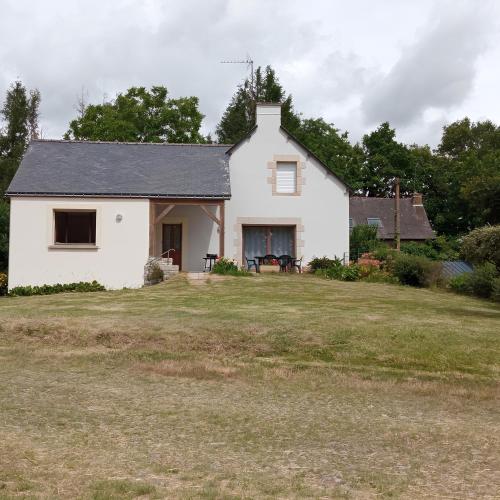 une maison blanche avec une grande cour dans l'établissement Maison à la campagne - Ploërmel, à Ploërmel