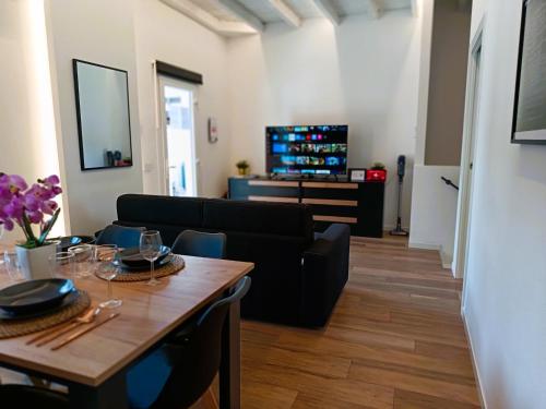 TV a/nebo společenská místnost v ubytování Orelli House - TriLocal Superior "2 Bedrooms & 2 Bathrooms "