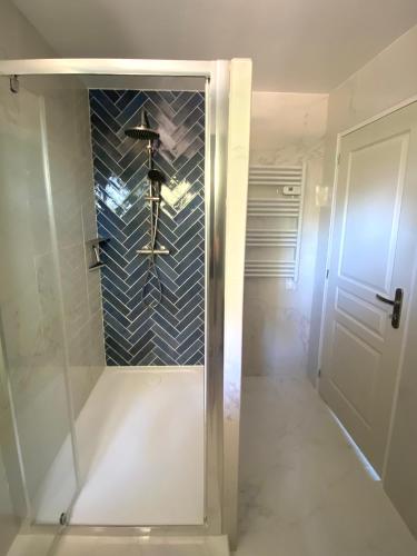 a bathroom with a shower with a glass door at Maison proche centre village in Grignan