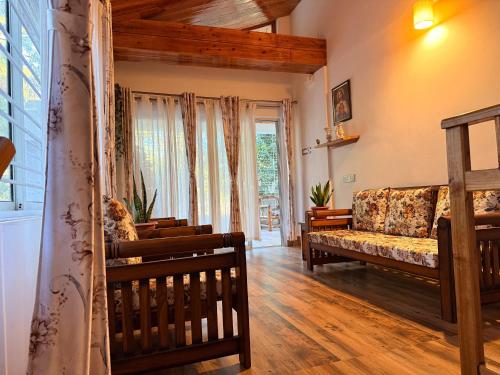 Кровать или кровати в номере Cozyo Stays Boutique Home Umiam