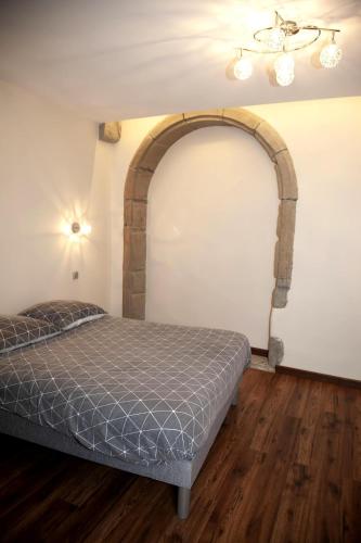 Ce lit se trouve dans un dortoir doté d'une voûte. dans l'établissement Appartement hyper centre-ville historique 80 m2, à Chambéry