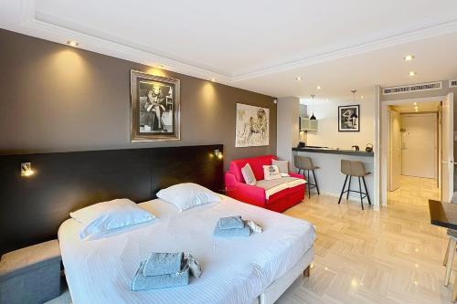 - une chambre avec un grand lit et un canapé rouge dans l'établissement Cannes Gray d'Albion studio quiet terrace city center near beach, à Cannes