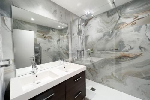 une salle de bain avec un lavabo blanc et une douche dans l'établissement Cannes Gray d'Albion studio quiet terrace city center near beach, à Cannes