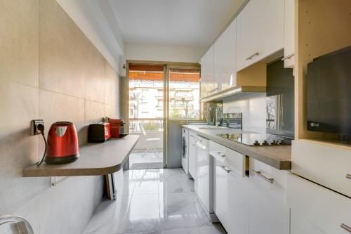 - une cuisine avec un comptoir doté d'un appareil rouge dans l'établissement Superb 1 bedroom appartement - close to Croisette, à Cannes