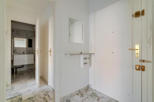 une chambre blanche avec une porte et un couloir dans l'établissement Superb 1 bedroom appartement - close to Croisette, à Cannes