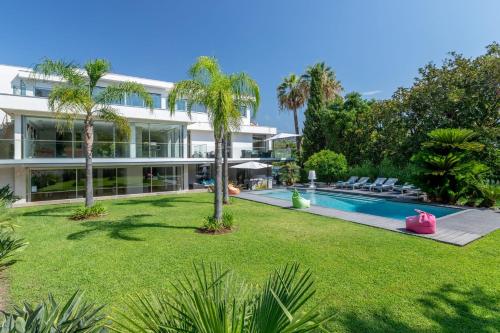 Photo de la galerie de l'établissement Cannes Gorgeous private modern villa with swimming pool, à Cannes