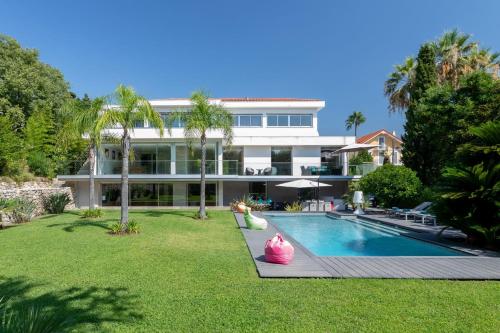 Photo de la galerie de l'établissement Cannes Gorgeous private modern villa with swimming pool, à Cannes