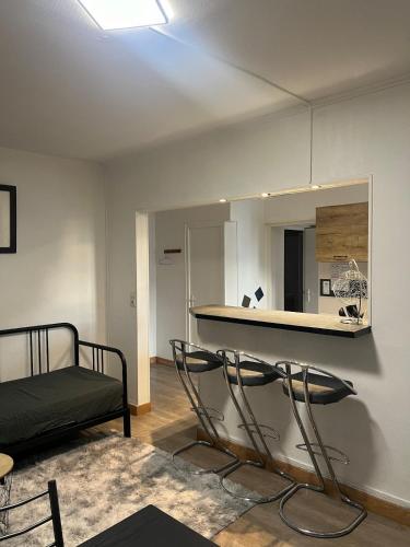 - un salon avec un comptoir et un miroir dans l'établissement Le Vincent I Proche de la gare, à Orléans