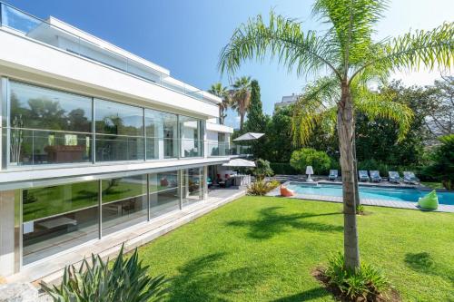 Photo de la galerie de l'établissement Cannes Gorgeous private modern villa with swimming pool, à Cannes