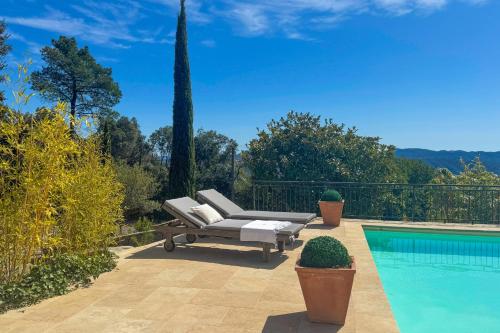 une terrasse avec un canapé et une piscine dans l'établissement Modern villa 8p pool & mountain view, à Montauroux