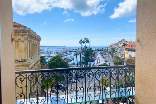 Cannes Quai St Pierre 2 bedrooms apt with balcony and sea view