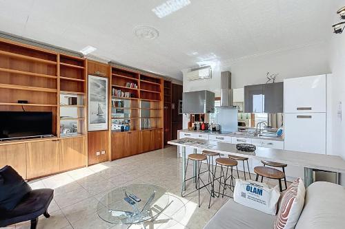 Photo de la galerie de l'établissement Cannes Quai St Pierre 2 bedrooms apt with balcony and sea view, à Cannes