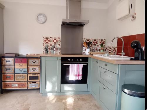 Il comprend une cuisine équipée d'un four et d'un comptoir. dans l'établissement Mazet terrasse et jardin Nîmes, à Nîmes