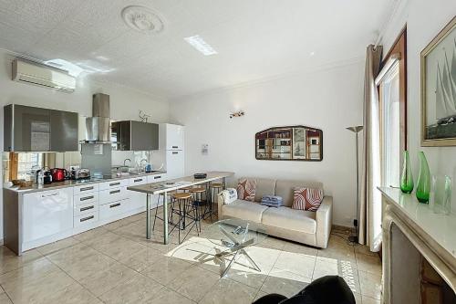 Photo de la galerie de l'établissement Cannes Quai St Pierre 2 bedrooms apt with balcony and sea view, à Cannes