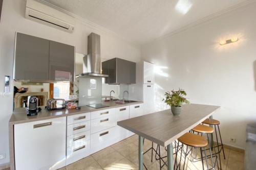 Photo de la galerie de l'établissement Cannes Quai St Pierre 2 bedrooms apt with balcony and sea view, à Cannes