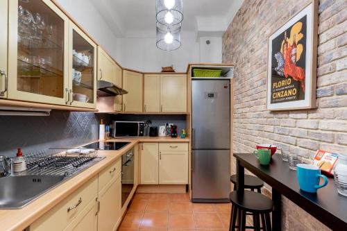 une cuisine avec un réfrigérateur et des armoires en acier inoxydable dans l'établissement Cannes central apartment lively area near beaches, à Cannes