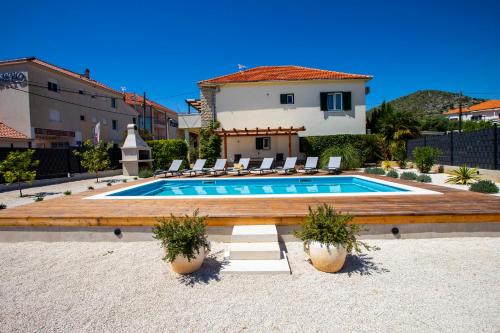 Swimmingpoolen hos eller tæt på Apartment Laura-Villa La dolce vita