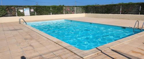 Swimmingpoolen hos eller tæt på Maison au bord du bassin de Thau
