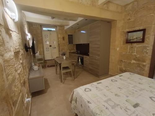 Una televisión o centro de entretenimiento en Kalkara Maisonette in the Alley