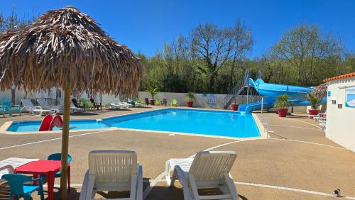 Camping les Mancellieres في Avrillé: مسبح بكراسي ومظلة شفاط