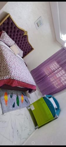 una camera da letto con un letto con cuscini colorati di فيلا فاخرة a Imouzzer Kandar