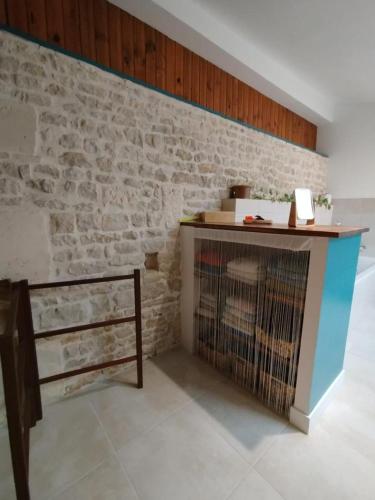 une cheminée dans une pièce avec un mur de briques dans l'établissement Suite familiale Namaste, à Rouvre