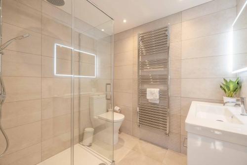 a bathroom with a shower and a toilet and a sink at Stylish 1 Bedroom Retreat in Maidenhead in Maidenhead