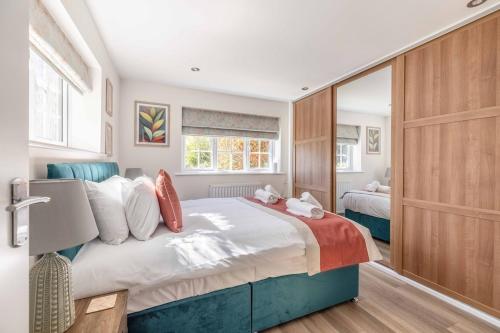 a bedroom with a large bed and a window at Stylish 1 Bedroom Retreat in Maidenhead in Maidenhead