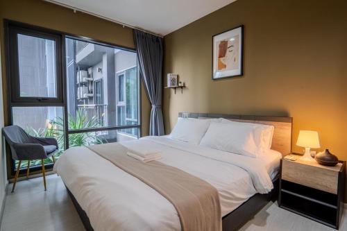 En eller flere senge i et værelse på 5 Star Sukhumvit Condo Infinity Pool Gym Sauna