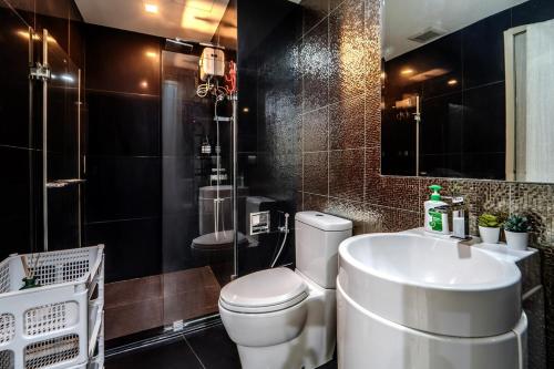 Et badeværelse på 5 Star Sukhumvit Condo Infinity Pool Gym Sauna