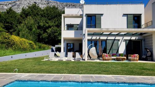 Bazén v ubytovaní Holiday house in Split with sea view, terrace, air conditioning, WiFi 4937-1 alebo v jeho blízkosti